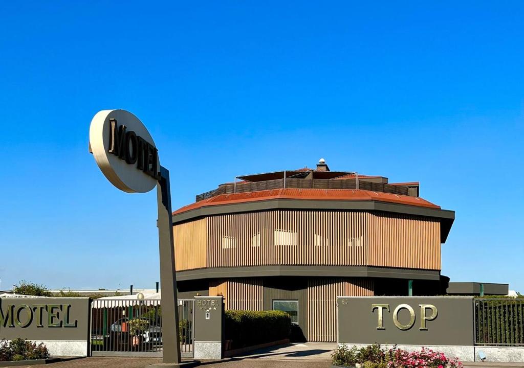 un edificio con una luz de la calle delante de él en Hotel Motel Top, en Cusago