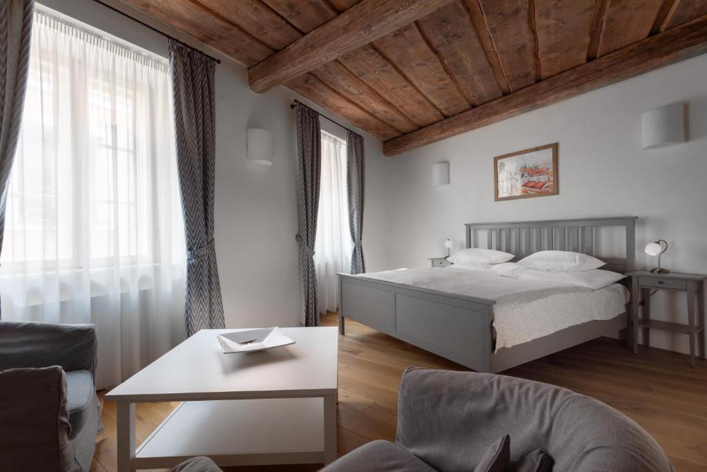 Postel nebo postele na pokoji v ubytování Hotel At the White Lily