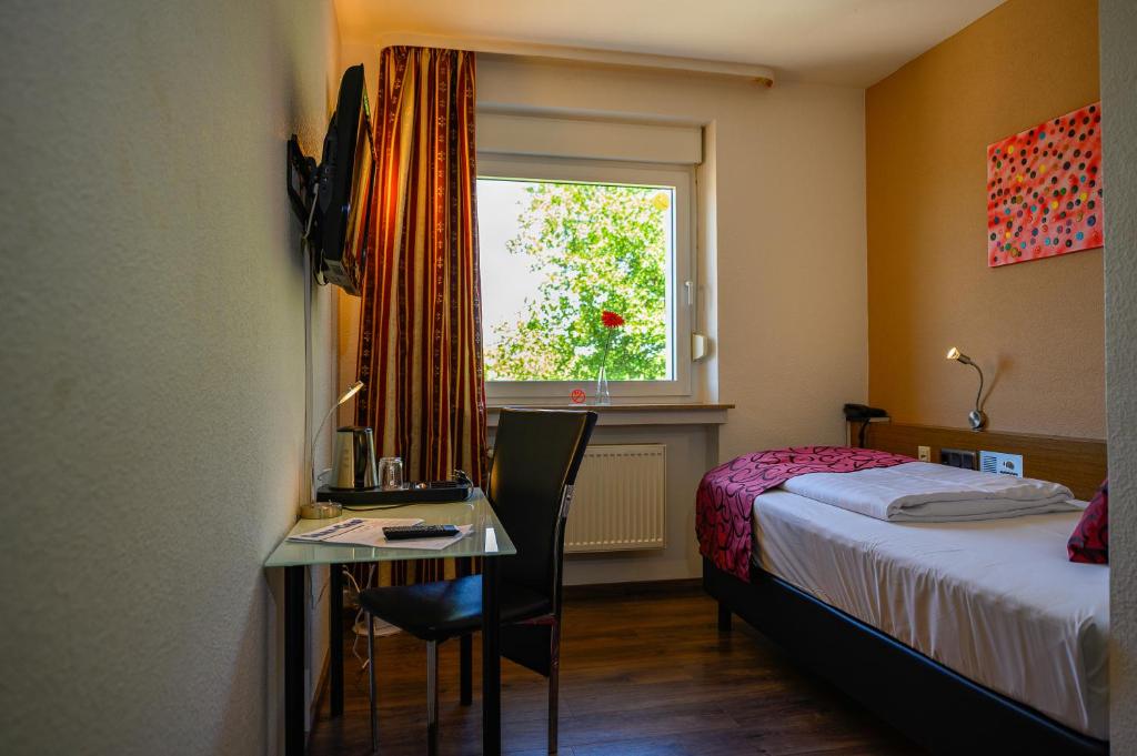 Postel nebo postele na pokoji v ubytování Otto's Parkhotel Saarlouis
