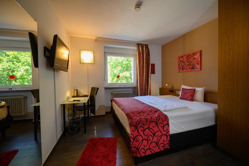 Postel nebo postele na pokoji v ubytování Otto's Parkhotel Saarlouis
