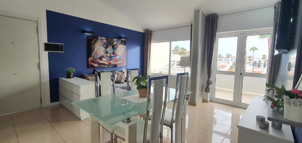 TV a/nebo společenská místnost v ubytování La Rosa de los vientos luxury apartment