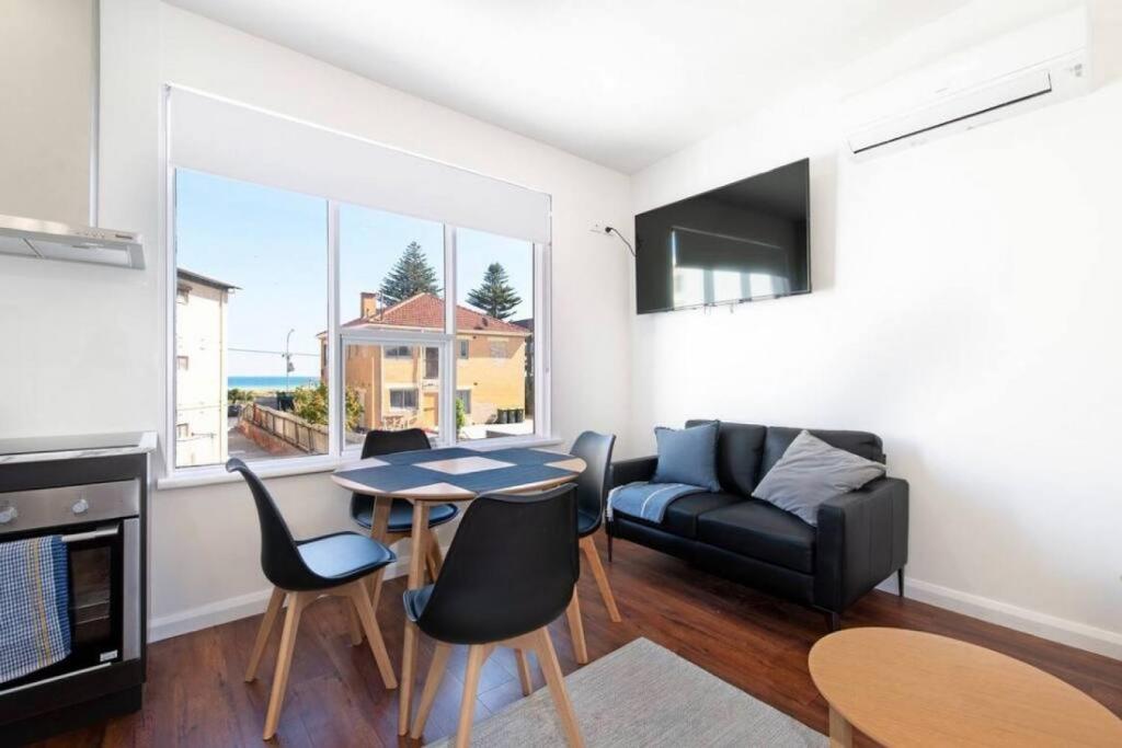 LAR0002 Lovely Beachside Apartment in the Hub of Largs Bay, Australia