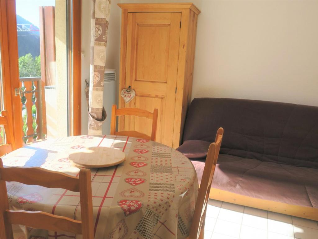 un tavolo con sedie, un tavolo e un letto di Charmant studio avec balcon, parking, et équipements cuisine pour 4 personnes à Châtel - FR-1-198-152 a Châtel