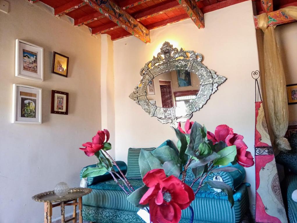 Uma área de estar em Riad Rchacha
