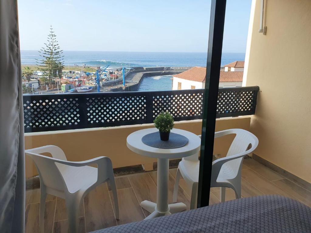einen Balkon mit einem Tisch und Stühlen sowie Meerblick in der Unterkunft Estudio Céntrico in Puerto de la Cruz