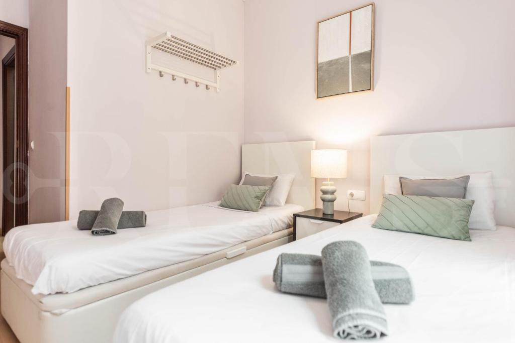 A bed or beds in a room at Inviting apartment in the heart of Malaga by REMS