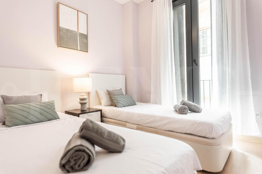 A bed or beds in a room at Inviting apartment in the heart of Malaga by REMS
