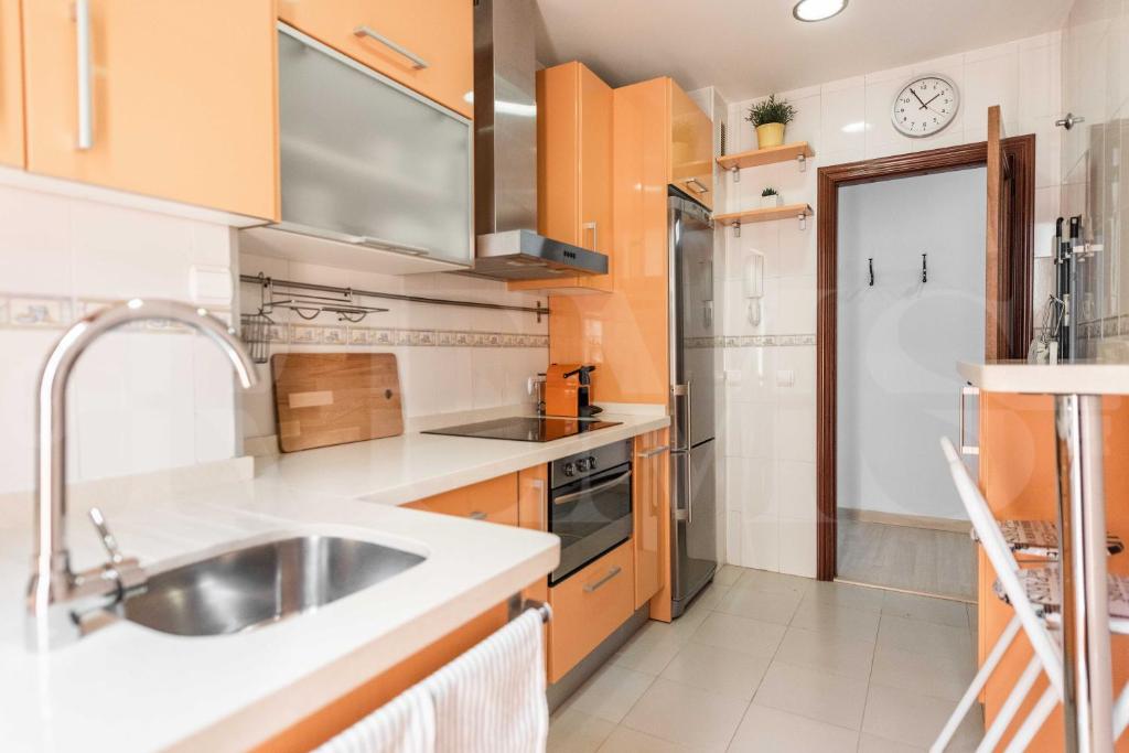 A kitchen or kitchenette at Inviting apartment in the heart of Malaga by REMS