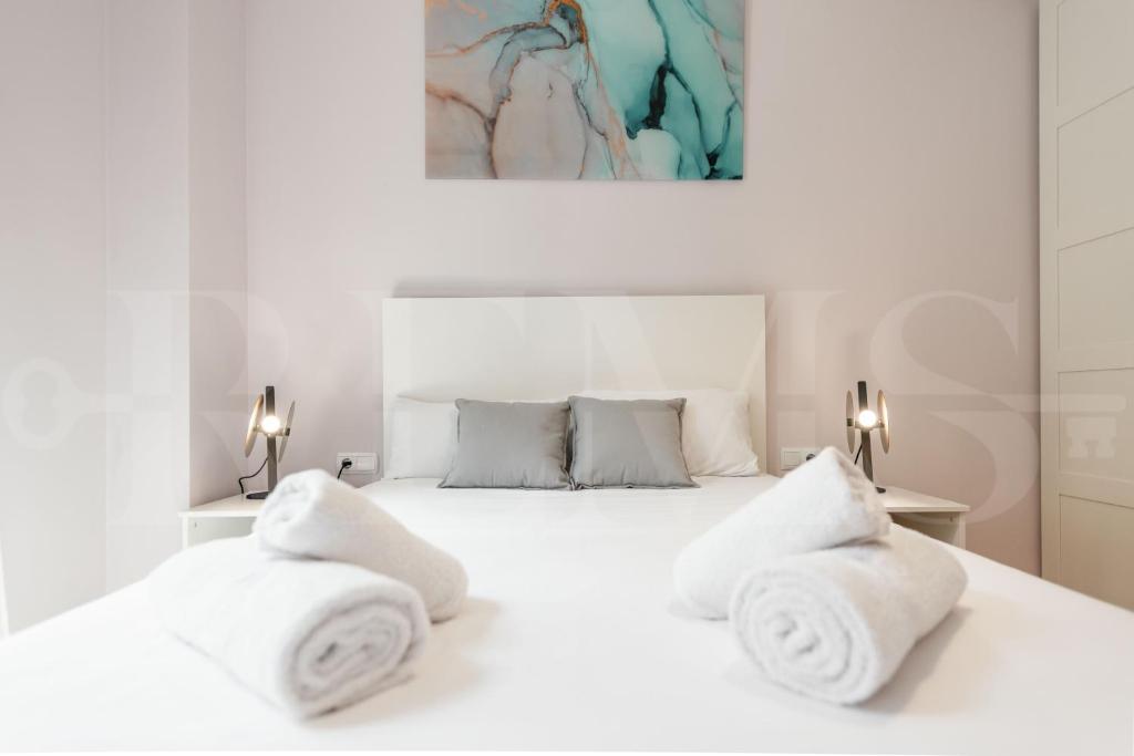 A bed or beds in a room at Inviting apartment in the heart of Malaga by REMS