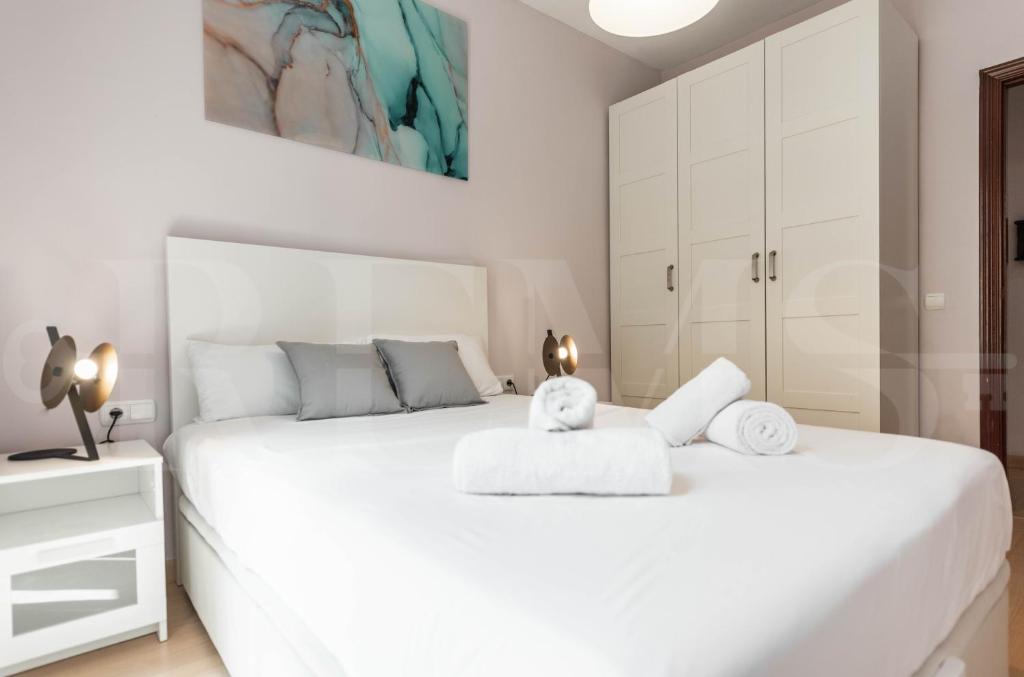 A bed or beds in a room at Inviting apartment in the heart of Malaga by REMS