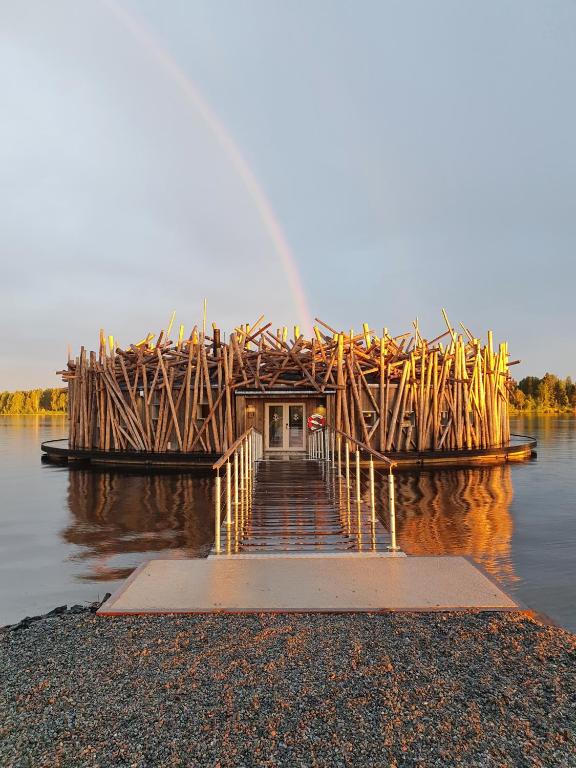 un muelle de madera sobre un cuerpo de agua en Arctic Bath, en Harads