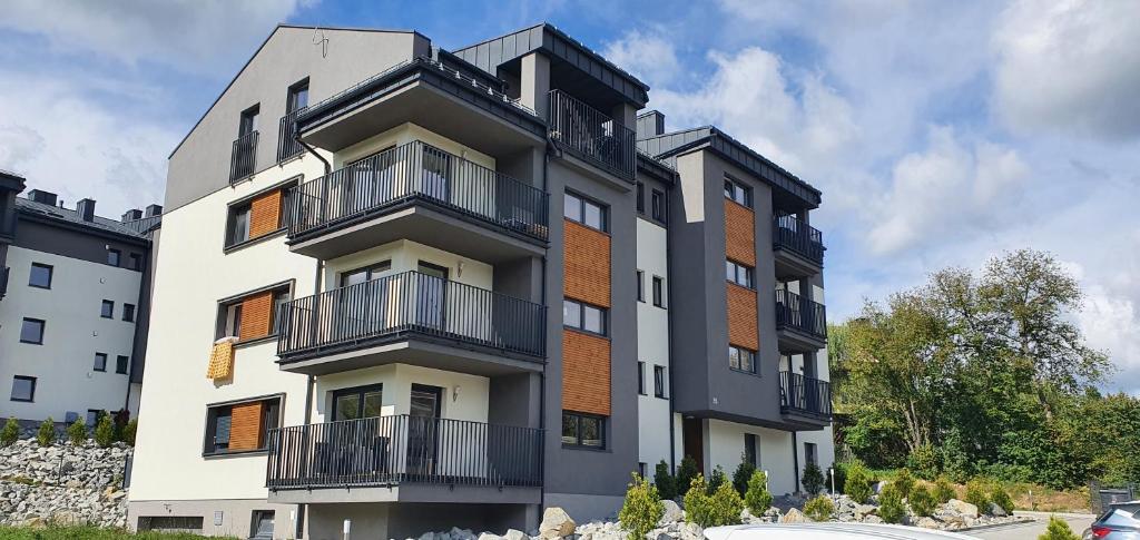 un edificio con balconi sul lato di Apartament Stacja Wisła a Wisła