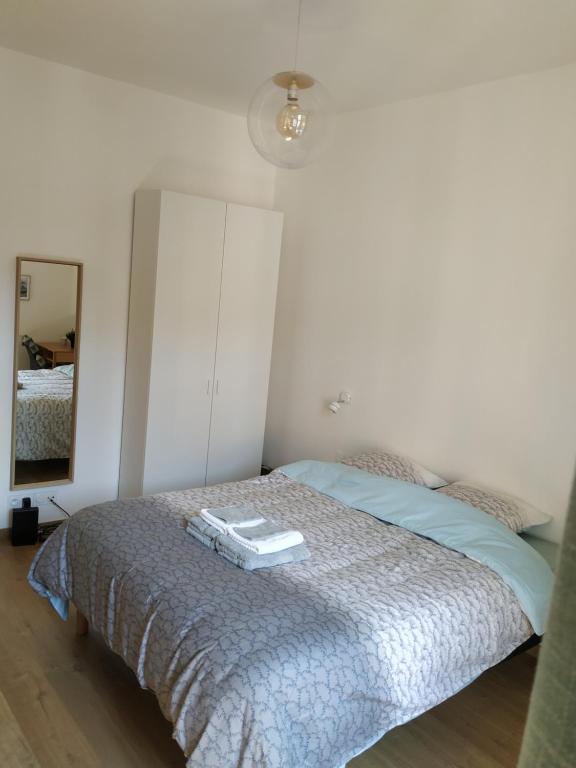 um quarto com uma cama com uma cómoda e um espelho em STUDIO CANNES A 5 MN A PIED DE LA GARE TOUT CONFORT AVEC BALCON em Cannes