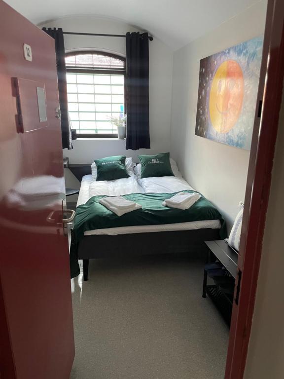 Un pat sau paturi într-o cameră la Fengselshotellet