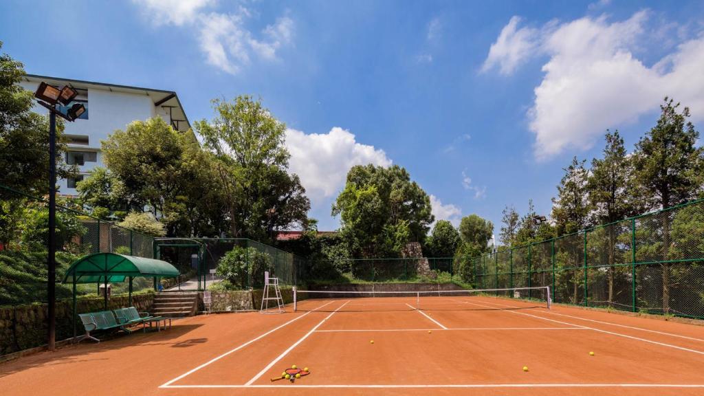 Tenis a/nebo squash v ubytování Hotel Himalaya nebo okolí