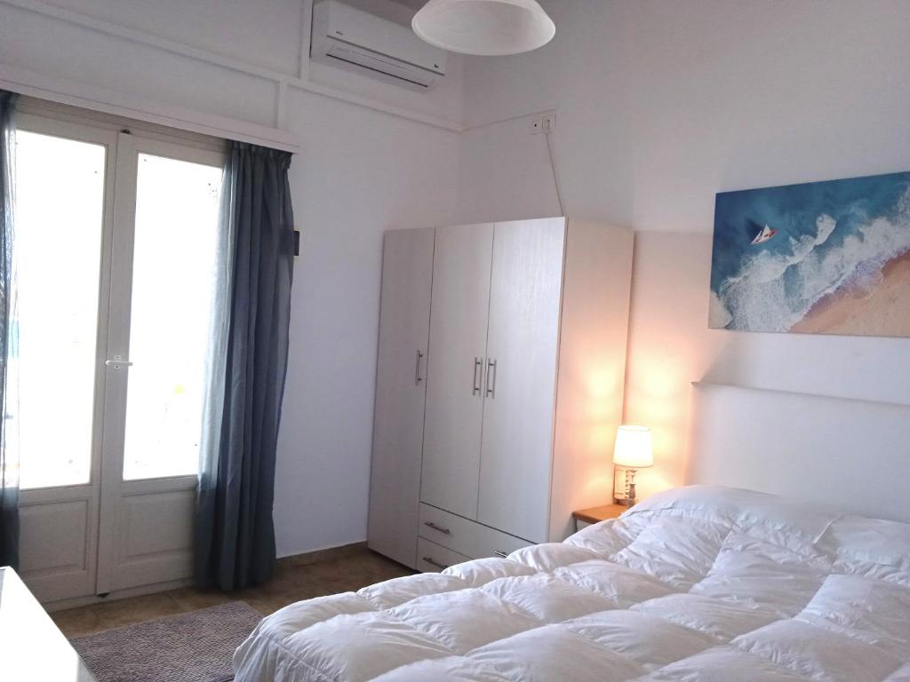 Postel nebo postele na pokoji v ubytování Logaras Seaview Apartment