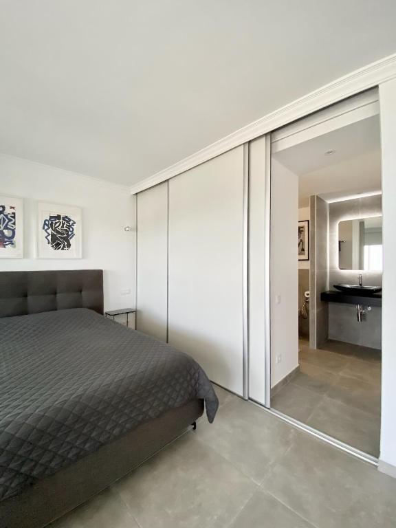 Posteľ alebo postele v izbe v ubytovaní Excelsior I Sea View Apartment