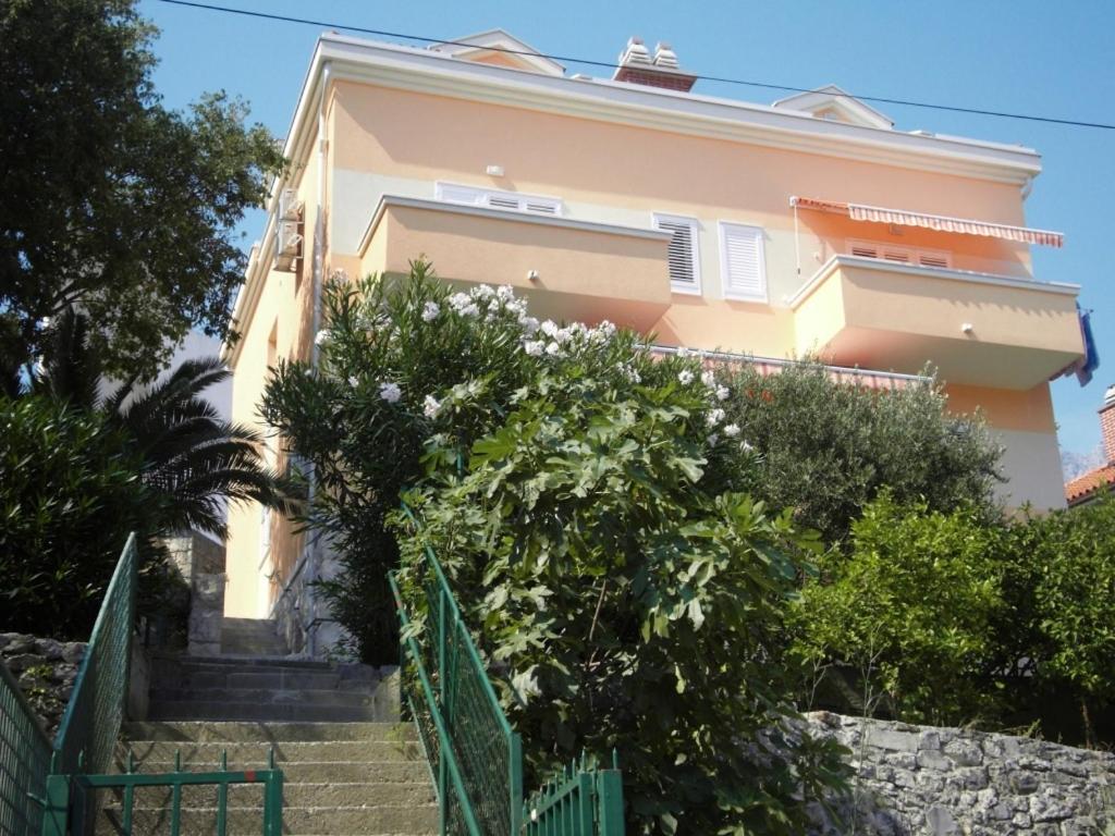 ein Haus mit Treppen, die zu ihm führen in der Unterkunft Apartments by the sea Makarska - 19202 in Makarska