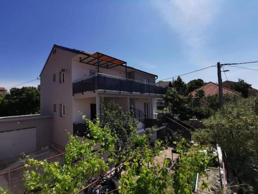 Budova, v ktorej sa apartmán nachádza