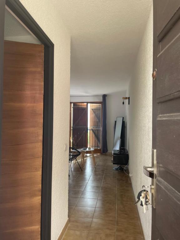 a hallway with a door and a dog laying on the floor at Appartement T1 in LʼÎle-Rousse
