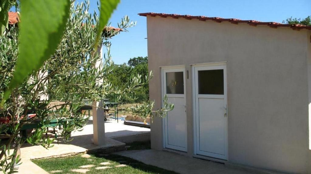 Aed väljaspool majutusasutust Family-friendly apartments with swimming pool Lozovac, Krka - 18961