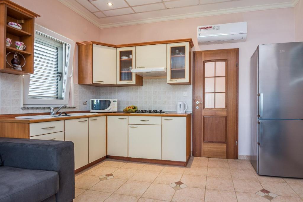 Kuchyň nebo kuchyňský kout v ubytování Apartments by the sea Vir - Kozjak, Vir - 19117