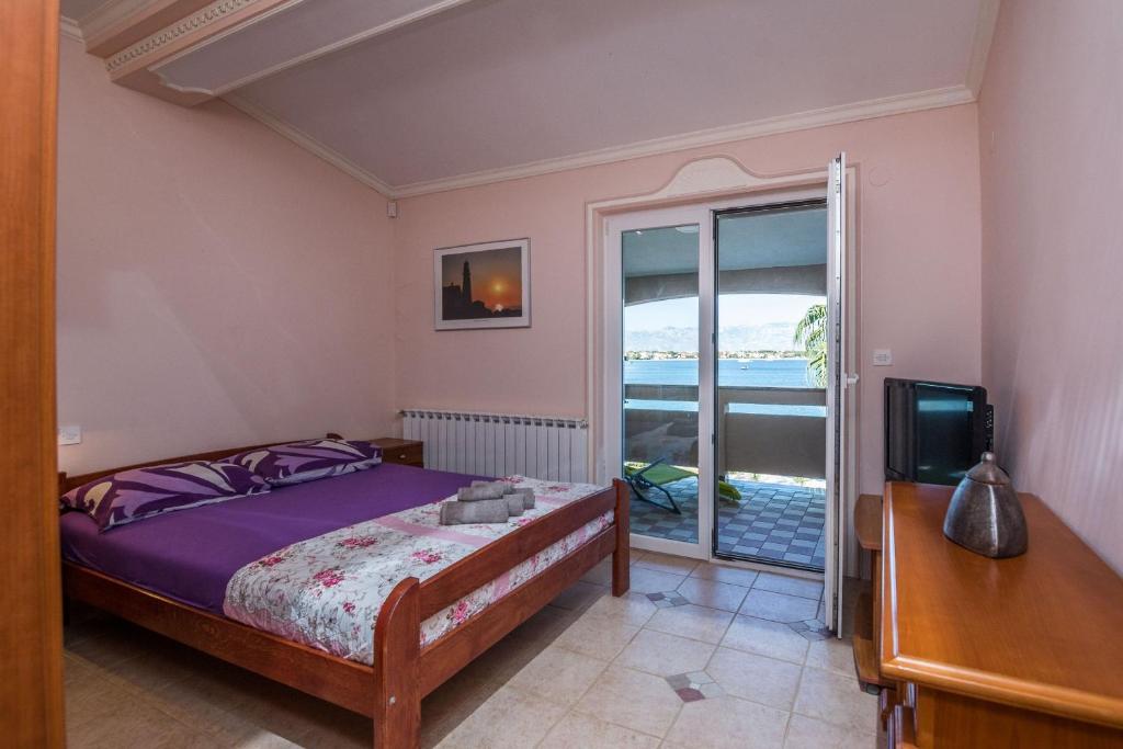 TV a/nebo společenská místnost v ubytování Apartments by the sea Vir - Kozjak, Vir - 19117