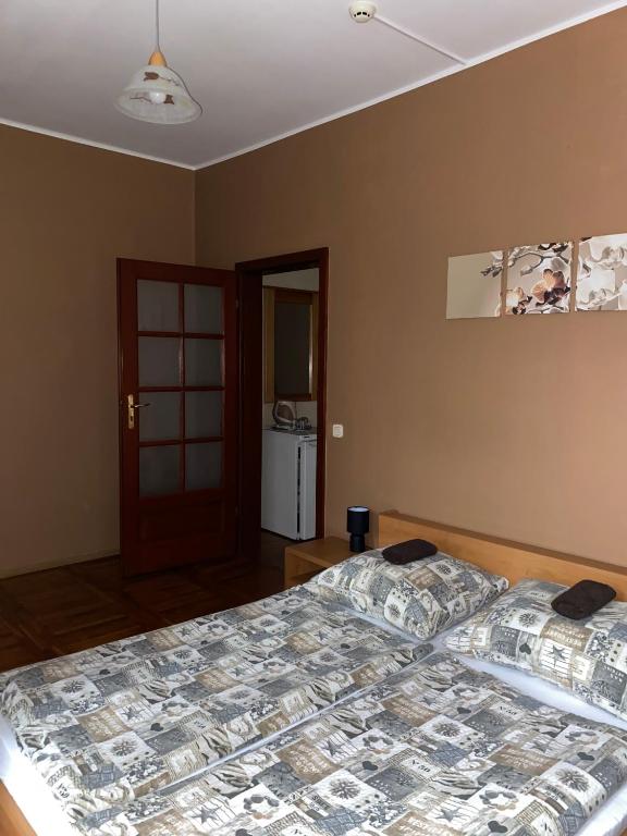 Postel nebo postele na pokoji v ubytování Zajazd Kadar