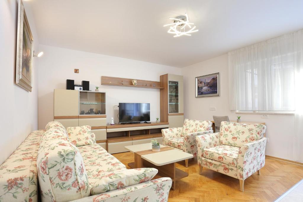 Televízia a/alebo spoločenská miestnosť v ubytovaní Apartments with WiFi Split - 19143