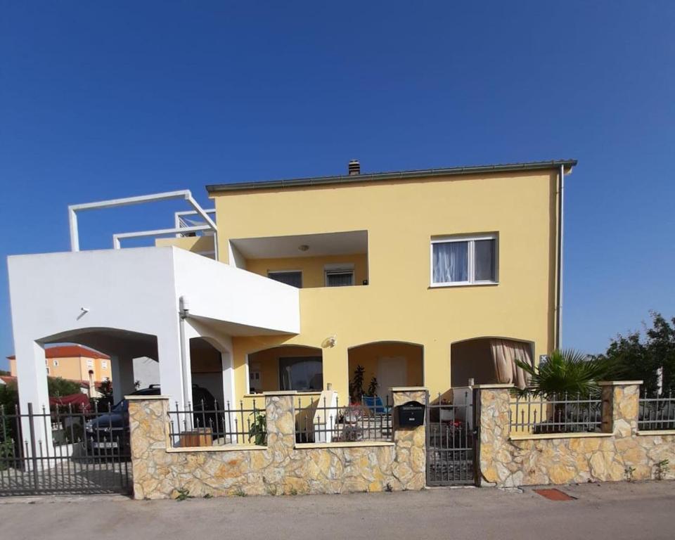 Budova, v ktorej sa apartmán nachádza