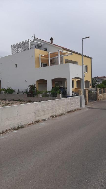 Budova, v ktorej sa apartmán nachádza