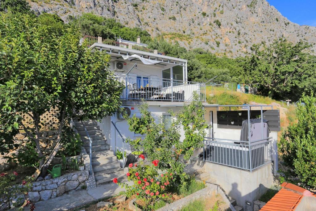 Fotografia z galérie ubytovania Holiday house with a swimming pool Omis - 19020 v Omise
