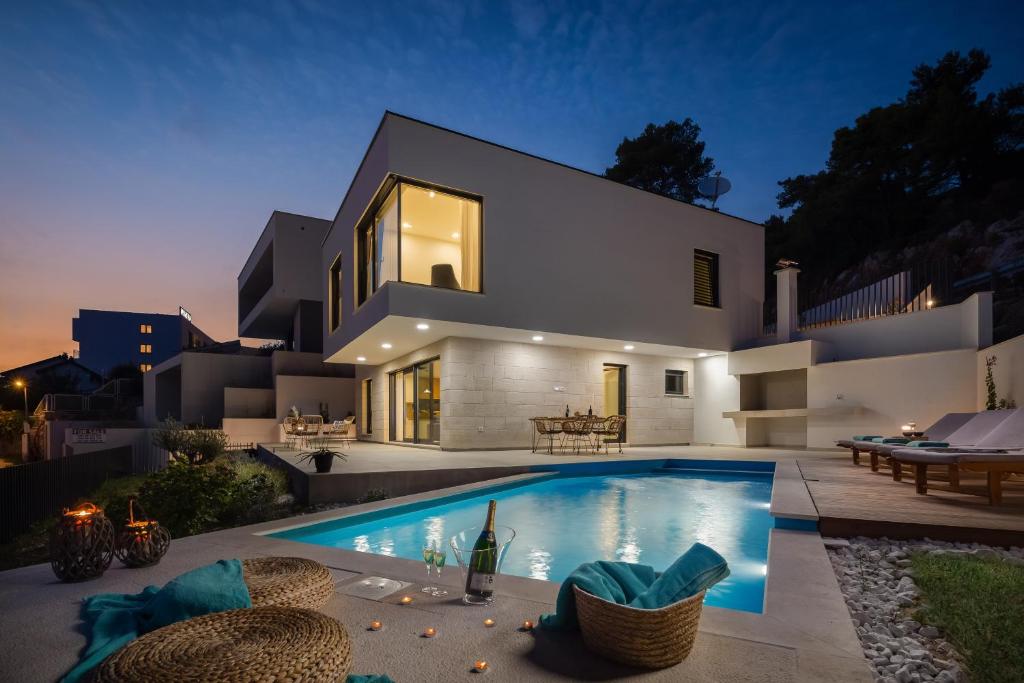 Πισίνα στο ή κοντά στο Seaside luxury villa with a swimming pool Zaostrog, Makarska - 19037