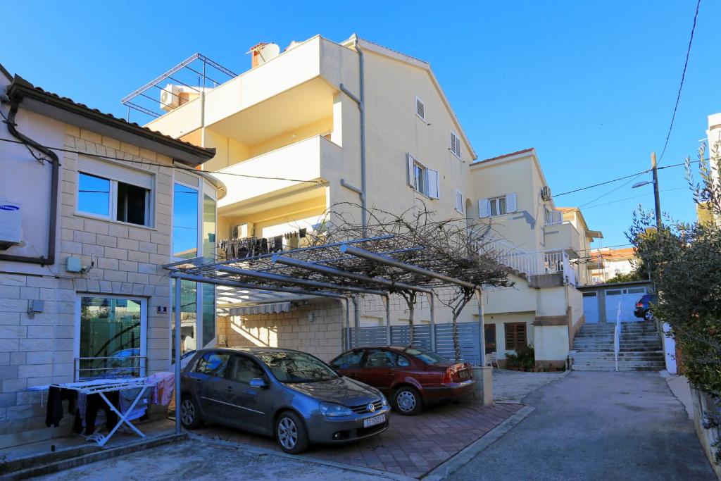 Apartments with parking space Split - 19039