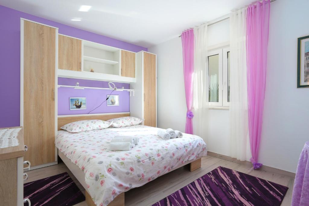 Family friendly house with a parking space Trogir - 19247