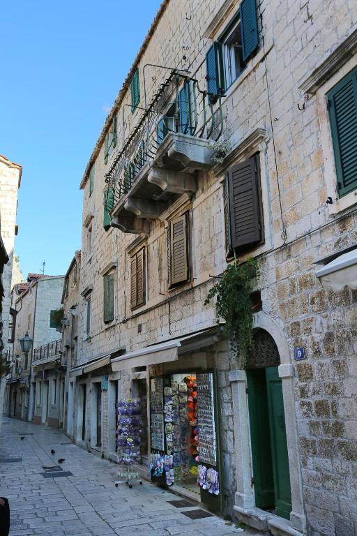 Apartments with parking space Omis - 19051