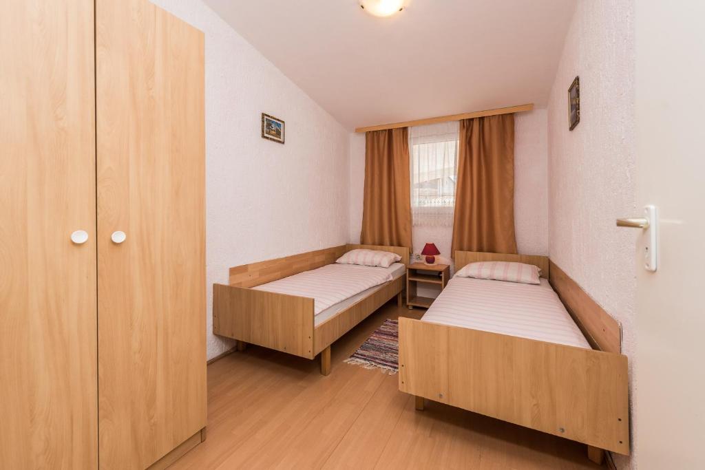 Posteľ alebo postele v izbe v ubytovaní Apartments by the sea Vir - 19096