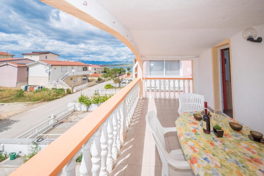 Balkón alebo terasa v ubytovaní Apartments by the sea Vir - 19096