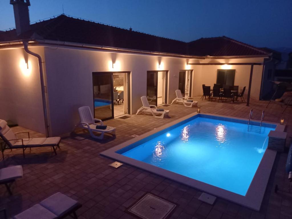 Peldbaseins naktsmītnē Luxury villa with a swimming pool Vrsi - Mulo, Zadar - 19093 vai tās tuvumā
