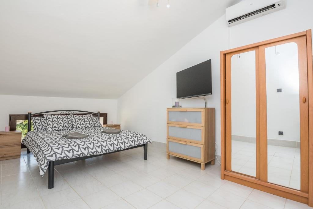 Fotografia z galérie ubytovania Family friendly house with a swimming pool Vir - 19097 vo Viry