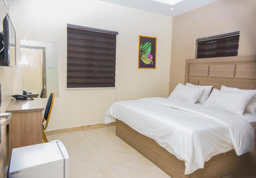 Postel nebo postele na pokoji v ubytování MITOS LUXURY SUITES (BODE THOMAS)