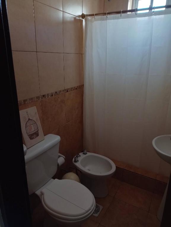 ein kleines Bad mit WC und Waschbecken in der Unterkunft Departamentos Defensa Sur in Concepción del Uruguay