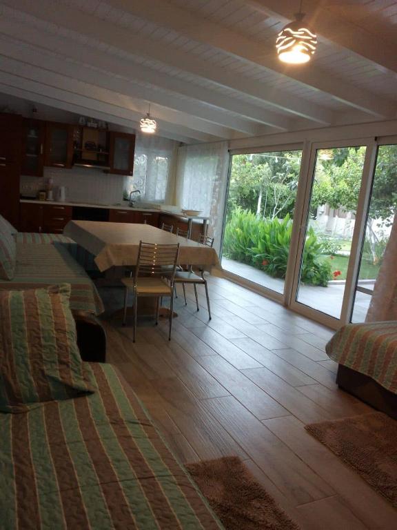 Zdjęcie z galerii obiektu Apartment close to sea w mieście Kandia