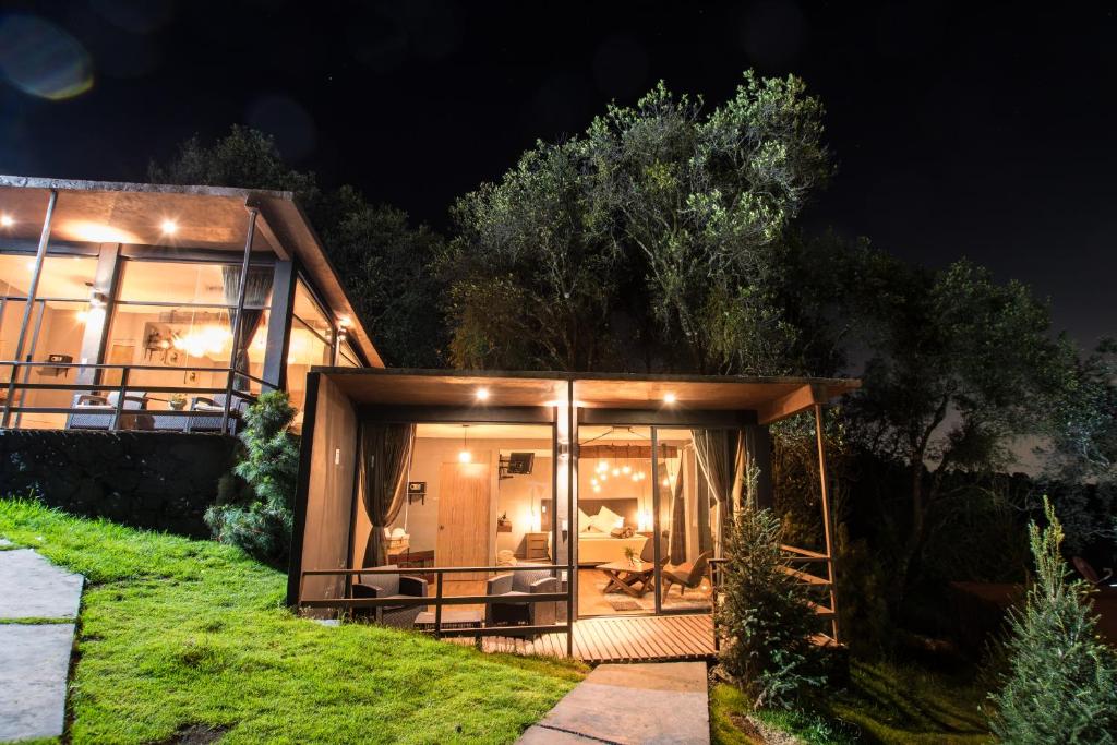 une maison avec une façade en verre la nuit dans l'établissement Orgánico Hotel Boutique, à Mexico