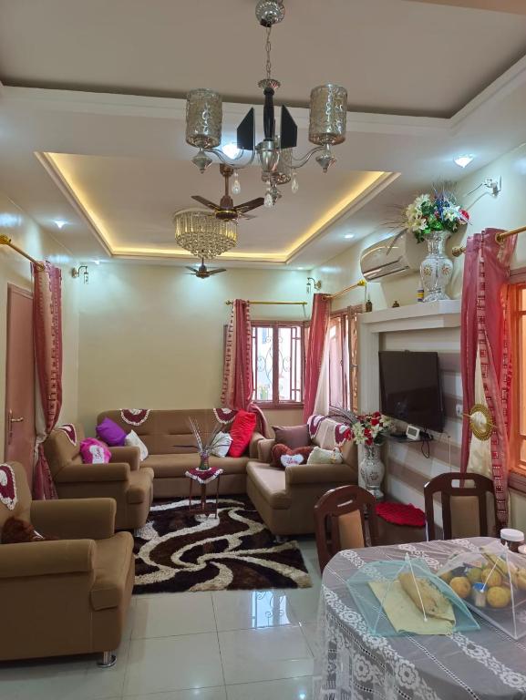 巴马科Résidence Les Fleurettes的客厅里有沙发和电视