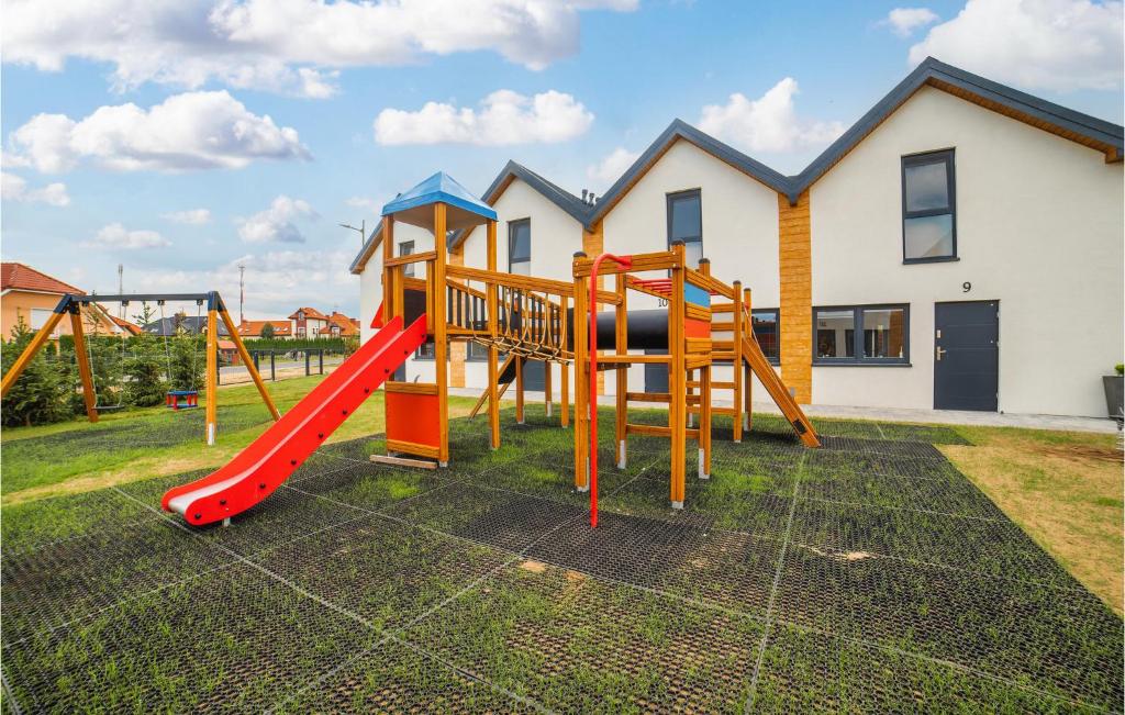 Plac zabaw dla dzieci w obiekcie Cozy Home In Rewal With Kitchen
