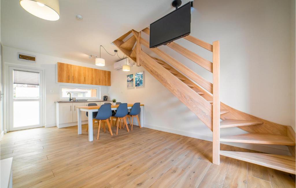 Kuchnia lub aneks kuchenny w obiekcie Cozy Home In Rewal With Kitchen