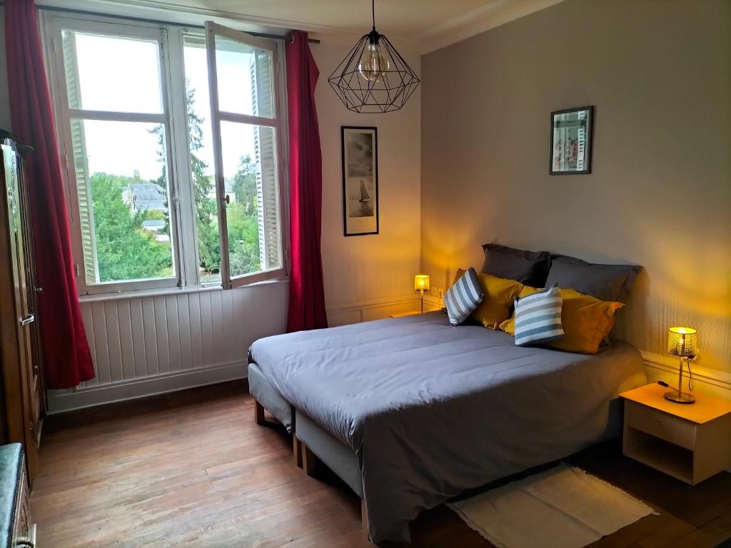 sypialnia z dużym łóżkiem i 2 oknami w obiekcie Tours - Rochebonne (chambre à louer) w Tours