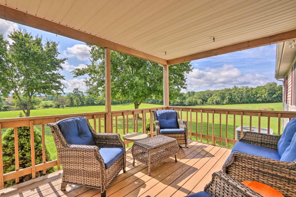 a screened porch with chairs and a table at Berryville Home Near Wineries Mountain Views in Berryville
