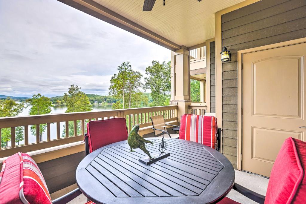 Balkons/terase naktsmītnē Lakefront Condo with Community Pool and Boat Dock